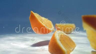 橘子片落在白色的桌子上